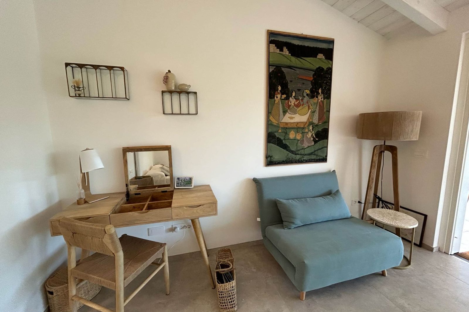Camera Azzurra: scrittoio in legno, poltrona letto azzurra e dipinto indiano