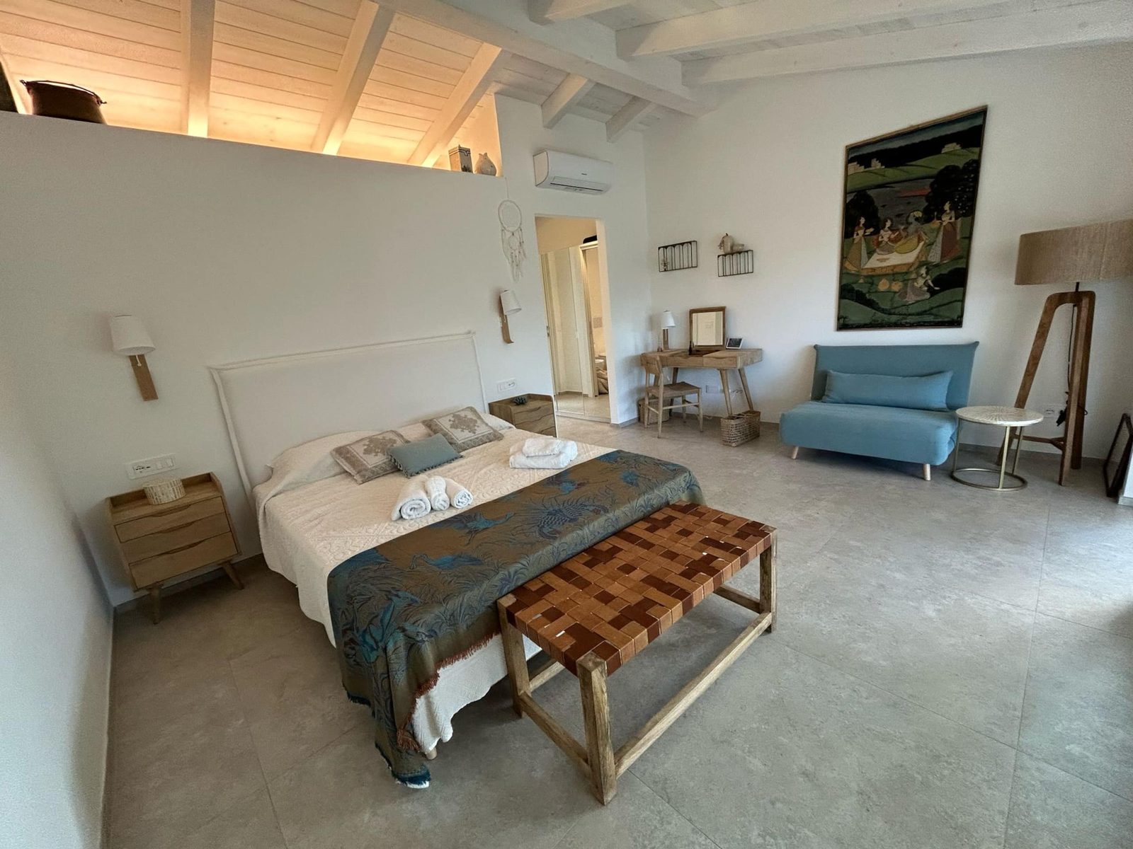Camera Azzurra: letto matrimoniale con panca in cuoio intrecciato e bagno privato