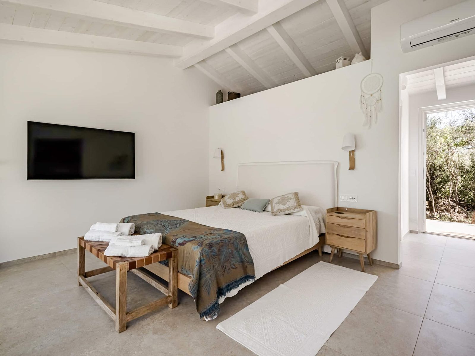Camera Azzurra: letto matrimoniale, TV a schermo piatto e uscita sul giardino