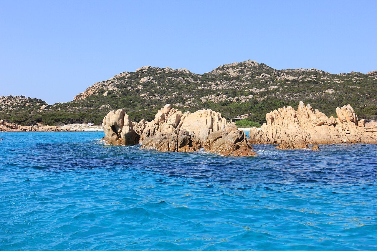 Le rocce di granito e l’acqua turchese dell’isola di Budelli, nell’arcipelago di La Maddalena