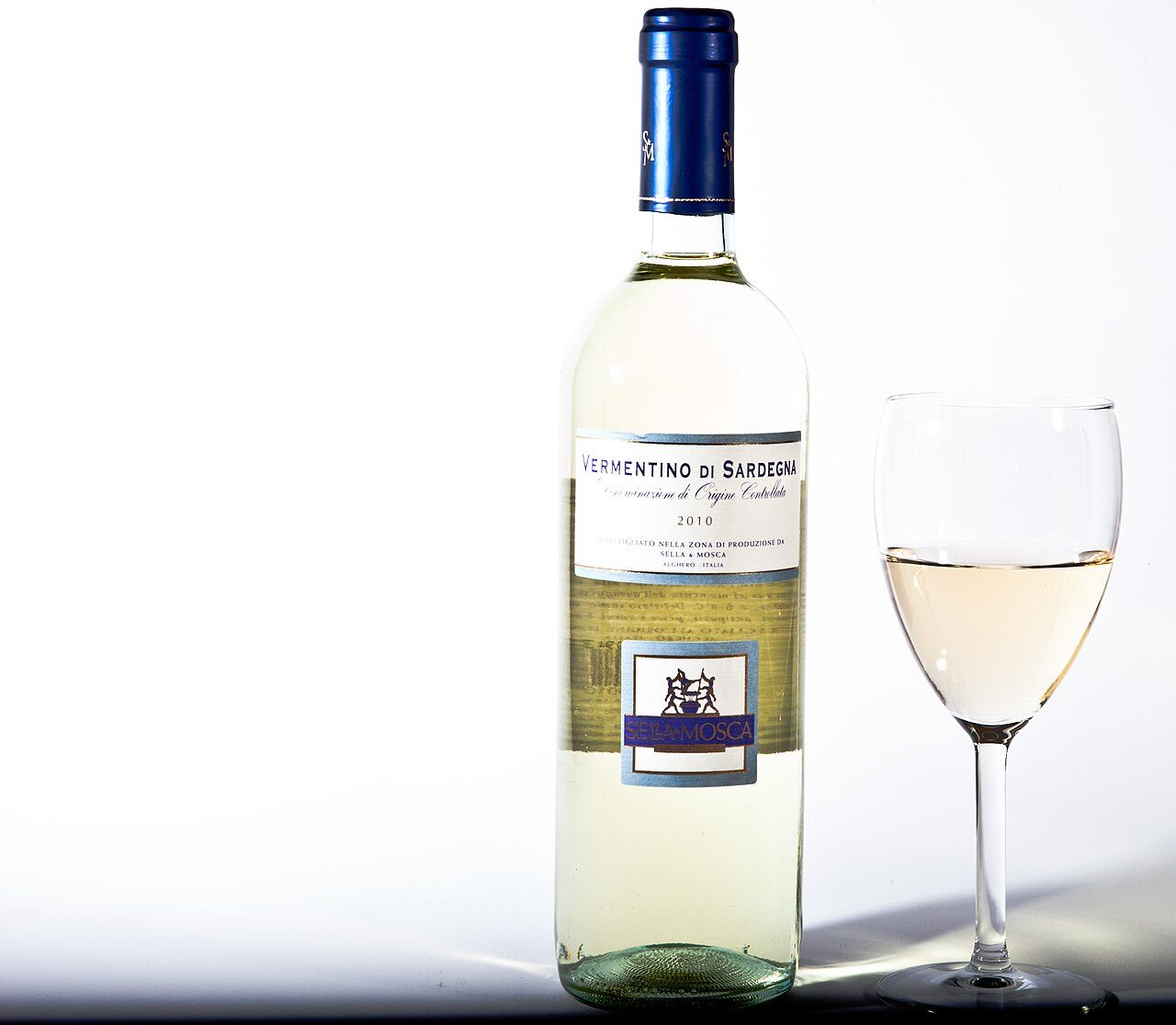 Una bottiglia di Vermentino sardo con il calice