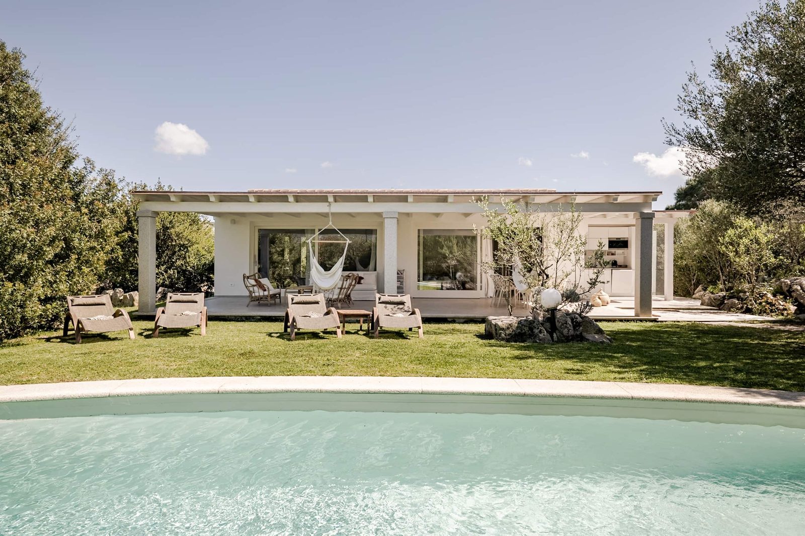 Il portico con le amache e i divani, visto dalla piscina