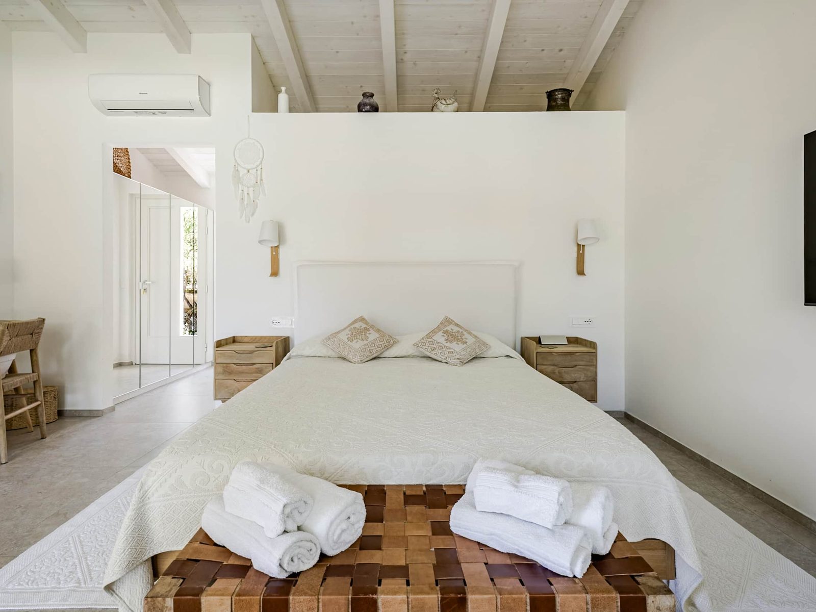 Camera Senape: letto matrimoniale con panca in legno e vista sul corridoio
